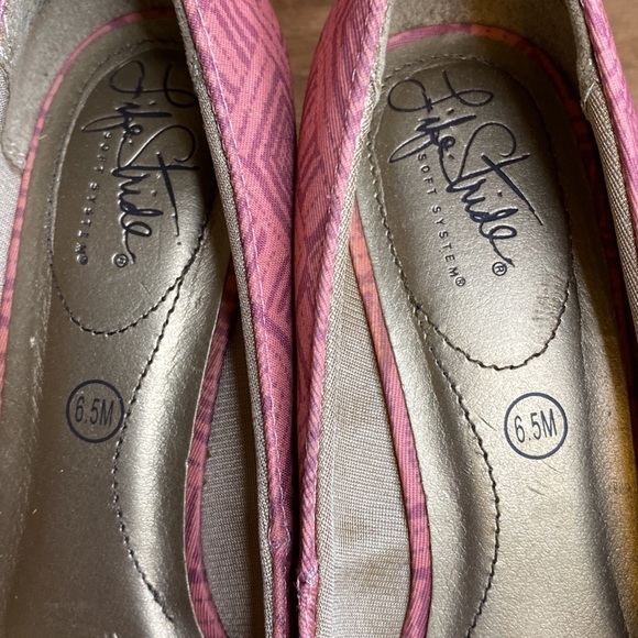 Life Stride Coral Peep Toe Slip On Wedge Fabric Sandals Size 6.5 - Picture 9 of 13